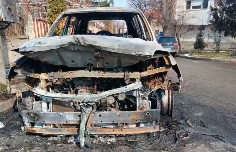 Запалиха коли и фургон на треньор по борба на рождения му ден