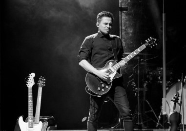 Един от най успешните китаристи на България Ангел Дюлгеров ще изнесе