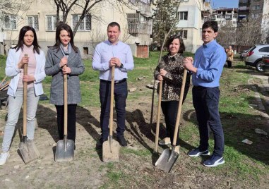 Продължават залесителните акции в Южен Днес лично кметът на района