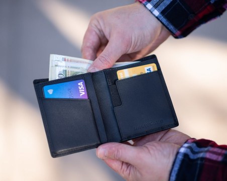 Карта или кеш: какви са предпочитанията на българите