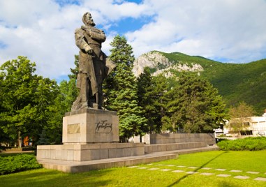 Демонтират паметника на Христо Ботев от централния площад във Враца