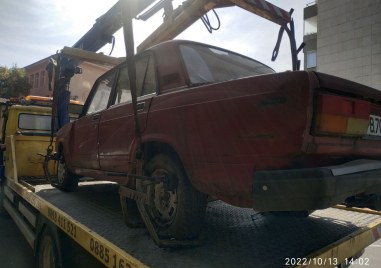 Колата обаче не е помръдвала от паркинга на който се