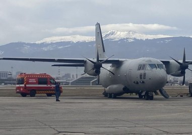 Военнослужещи със самолет C 27J Spartan от състава на 16 а авиационна база