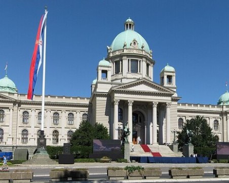 От съображения за сигурност – затварят парламента в Сърбия