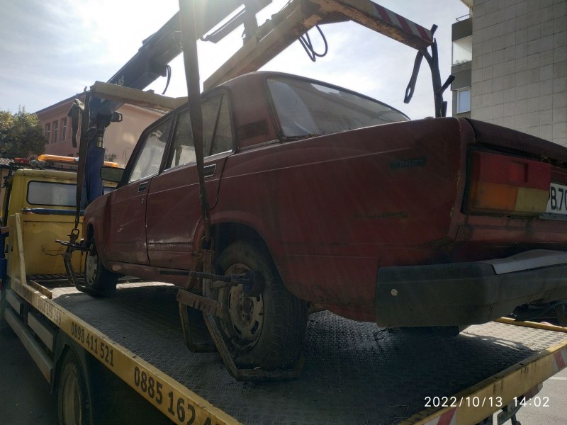 Колата обаче не е помръдвала от паркинга, на който се