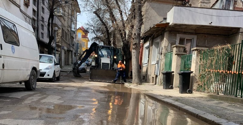 Улица в центъра на Пловдив се превърна в река, екипи на ВиК са на място