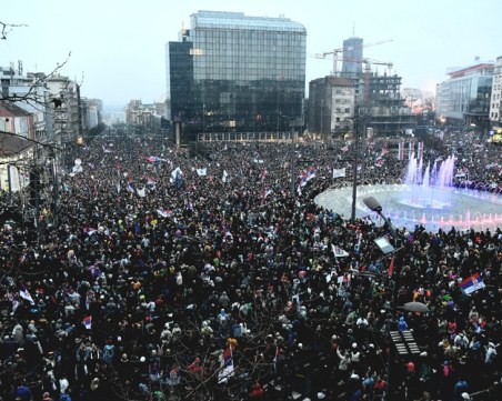 Многохилядният протест в Белград продължава по план въпреки падането на температурите и дъжда