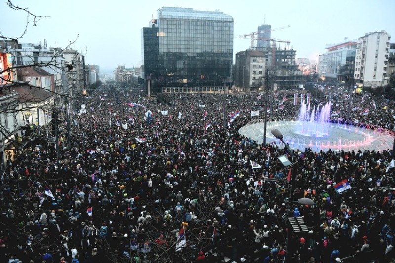 Многохилядният протест в Белград продължава по план въпреки падането на температурите и дъжда