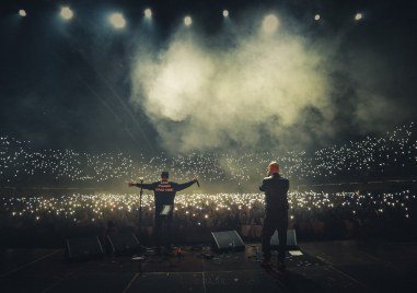 Членовете на R B дуото DNK музикантите и беквокалистите които снощи