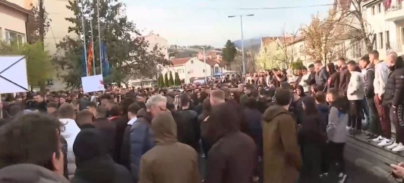 Смърт на корупцията и искаме справедливост скандираха деца, които се