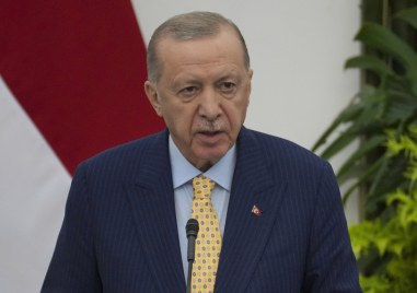 Турският президент Реджеп Тайип Ердоган днес разговаря по телефона с