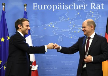 Оттеглящият се германски канцлер Олаф Шолц и френският президент Еманюел