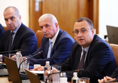 В началото на днешното правителствено заседание премиерът Росен Желязков и