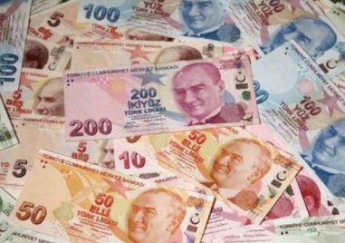 Турската лира се срина до нови исторически дъна спрямо долара