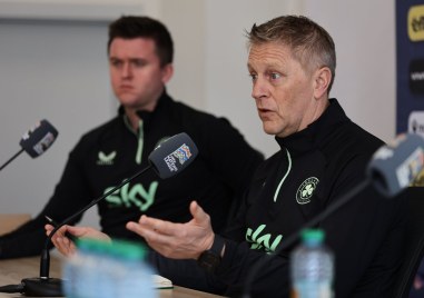 Националният селекционер на Република Ирландия Хеймир Халгримсон говори на пресконференция