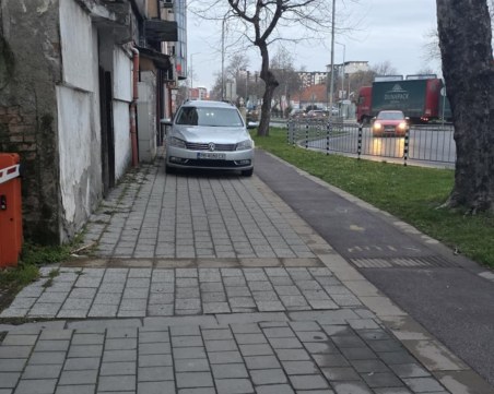 Не е работа за аматьори! Пловдивчанин паркира с няколко маневри на тесен тротоар, вместо да търси паркинг
