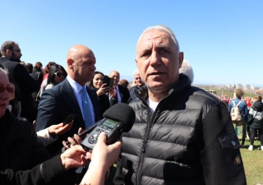 Многобройна публика уважи с присъствието си днешното откриване на Небет