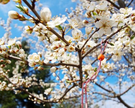 Пролетта идва днес