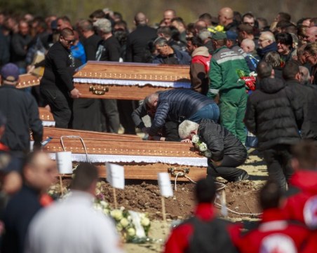 Северна Македония се сбогува със загиналите младежи от Кочани