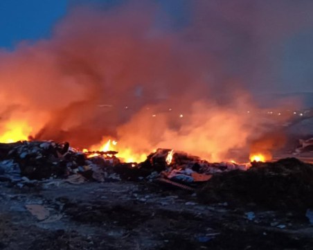 Запалиха камари с отпадъци в Пловдив, пожарната пак накрак