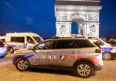 13 души включително 10 полицаи бяха ранени а няколко коли