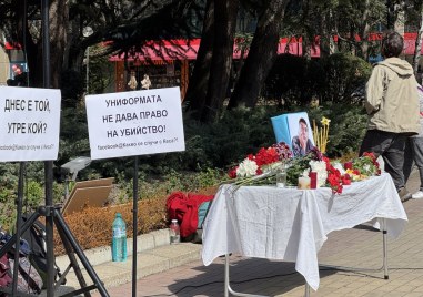 Близки и приятели на починалия арестант в Казанлък организираха днес