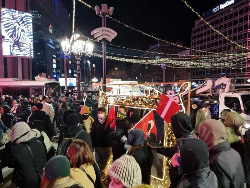 Мащабен антиправителствен протест се провежда в центъра на Анкара