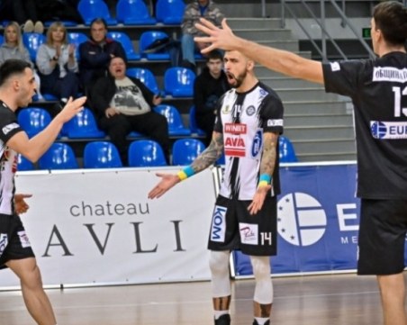 Волейболистите на Локо стартираха с победа плейофите