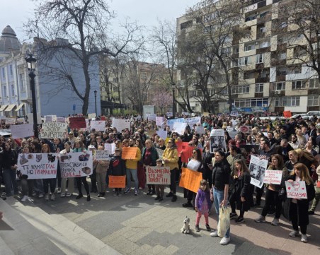 Освирквания и кучешки лай пред Съда в Пловдив: Десетки на протест срещу насилието над животните