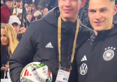 15 годишно момче подаващо топките край терена се превърна в неочакван