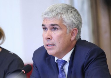 След призовка за обвиняем бившият служебен министър на енергетиката Владимир