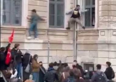 Не стихват протестите в Турция заради ареста на вече отстранения