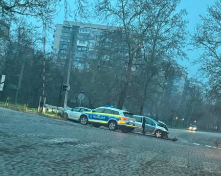 Катастрофа до един от прелезите в Пловдив, две коли са се ударили челно