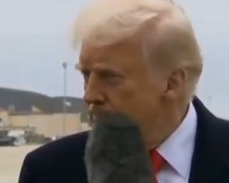 Репортерка удари с микрофон Доналд Тръмп ВИДЕО