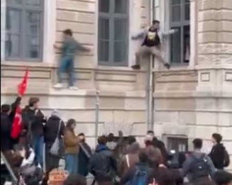 Заключени в университет студенти скачат през прозорците в Истанбул