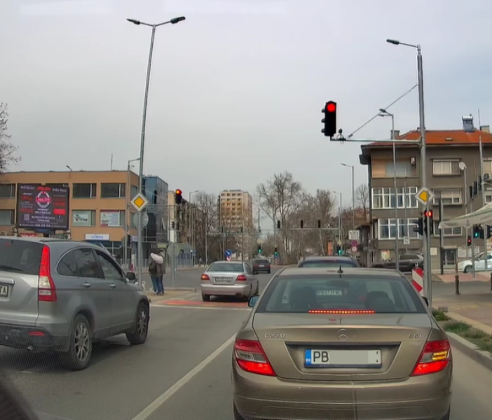 Светофар в Смирненски подведе шофьор да потегли на червено ВИДЕО