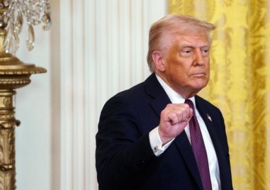 Администрацията на Доналд Тръмп е изправена пред политически скандал след