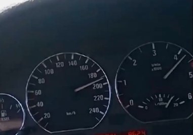 Пореден случай на безразсъдно шофиране Видеоклип показва как кола се