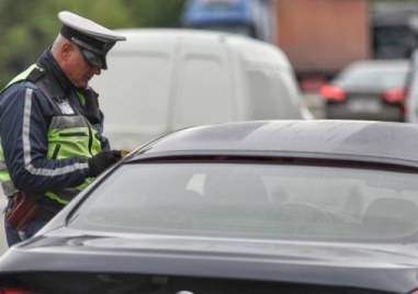 Двама мъже и една жена са задържани от полицаите в