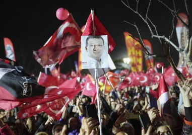 Стотици хиляди хора се стекоха снощи в парка Сарачхане пред