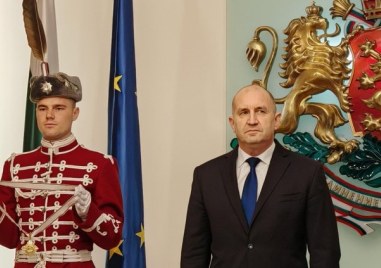 Президентът и върховен главнокомандващ на Въоръжените сили Румен Радев удостои