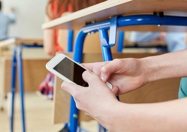 Министерството на образованието МОН обмисля пълна забрана за телефони в