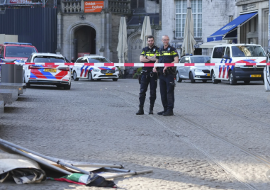 Най малко петима души бяха намушкани с нож на централния амстердамски