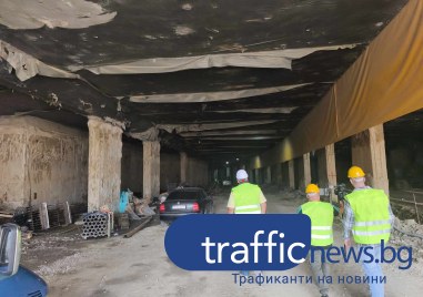 Напредва работата по пробива под Централна гара в Пловдив Екип на