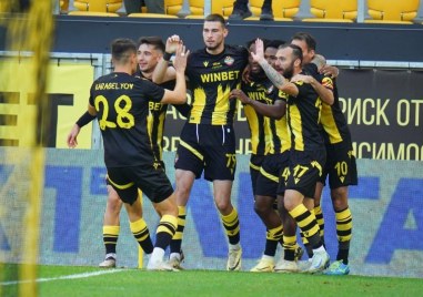 Централният защитник на Ботев Пловдив Атанас Чернев е близо до