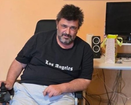 Самотният баща с ампутиран крак публикува трогателно съобщение до хората, които му помагат