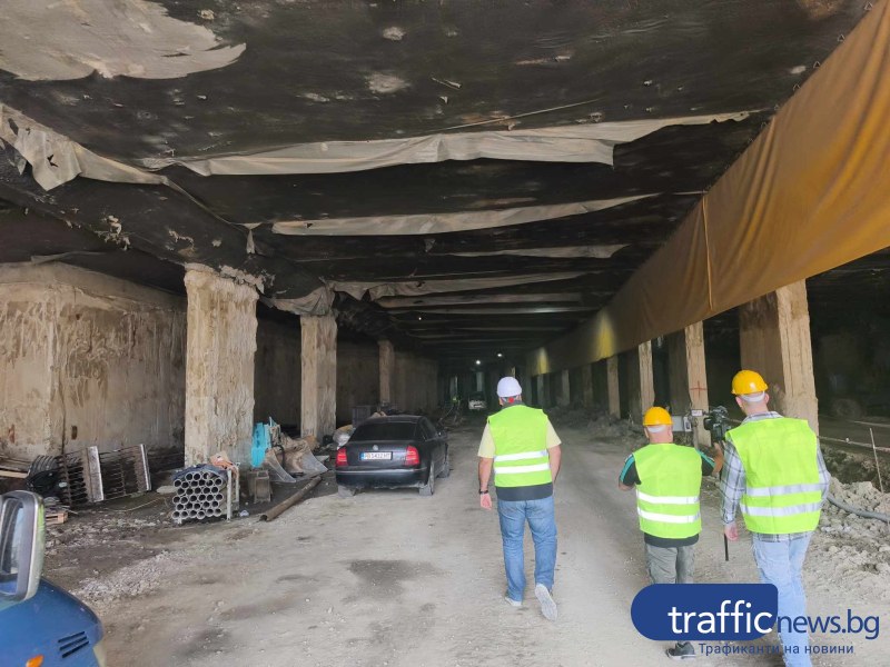Напредва работата по пробива под Централна гара в Пловдив. Екип на