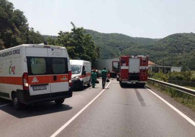 Катастрофа между лек автомобил и камион затвори пътя между Пловдив