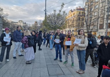 Граждани се събраха тази вечер пред сградата на Съдебната палата
