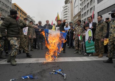 Хиляди хора излязоха днес по улиците на Техеран за да